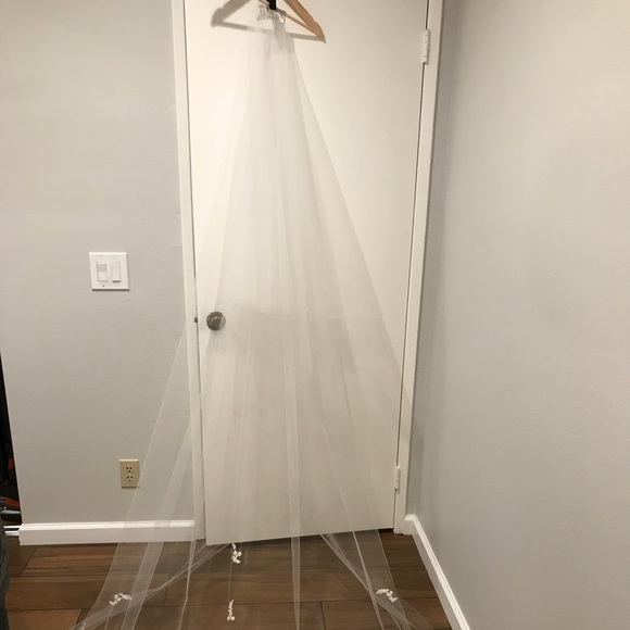 Monique Lhuillier Cathedral length veil - Picture 2 of 8